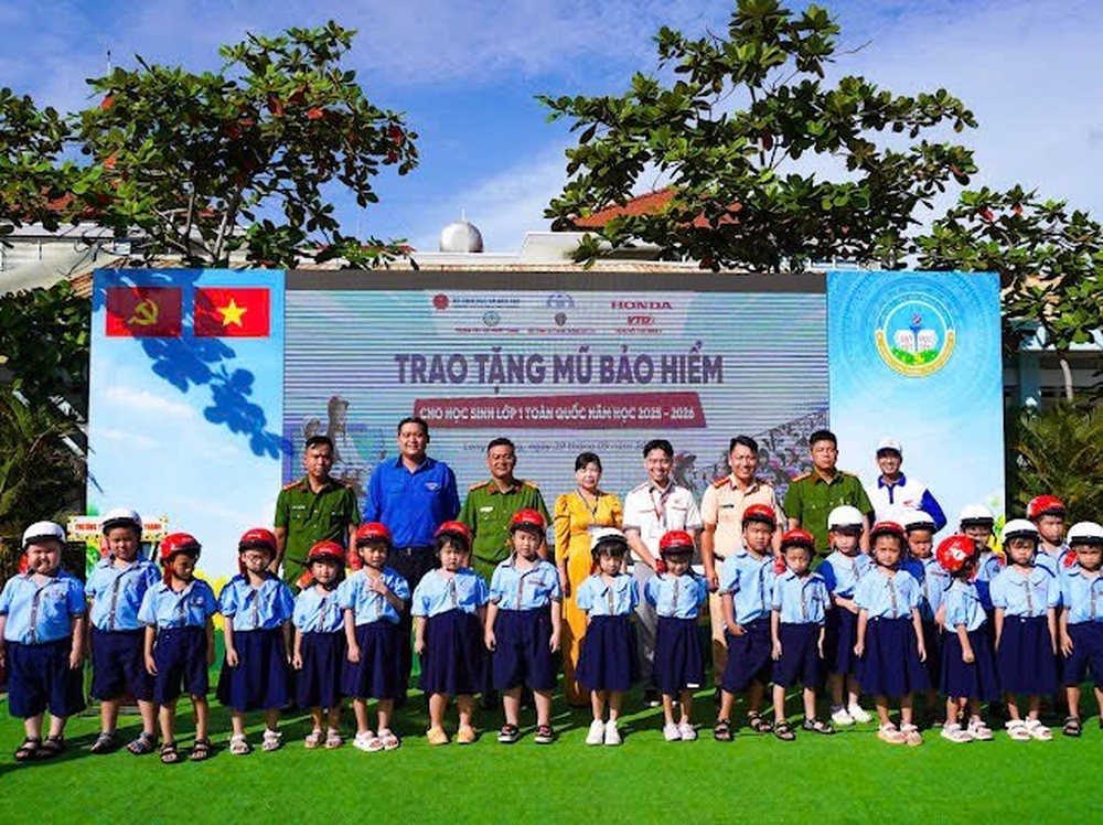 Đội CSGT Cát Lái và HEAD Honda Việt Thái Quân trao tặng mũ bảo hiểm cho học sinh Trường Tiểu học Phước Thạnh