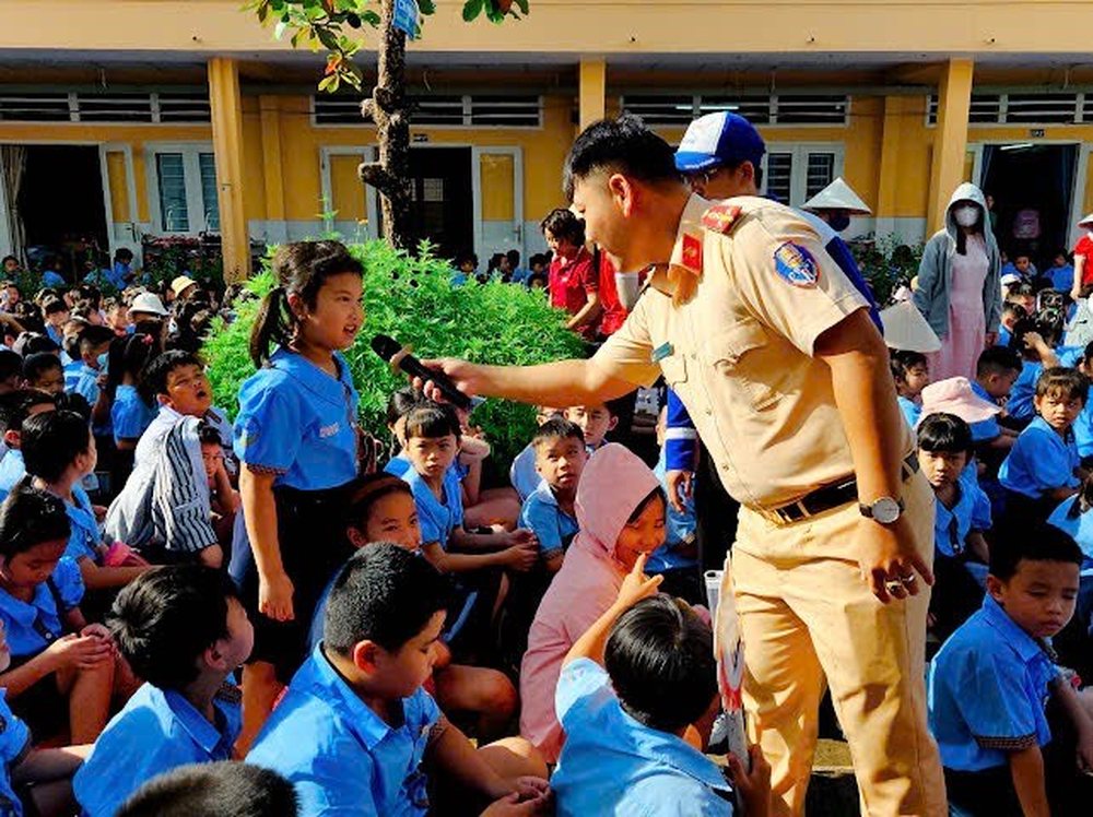 Buổi tuyên truyền chuyên đề an toàn giao thông cho học sinh tiểu học