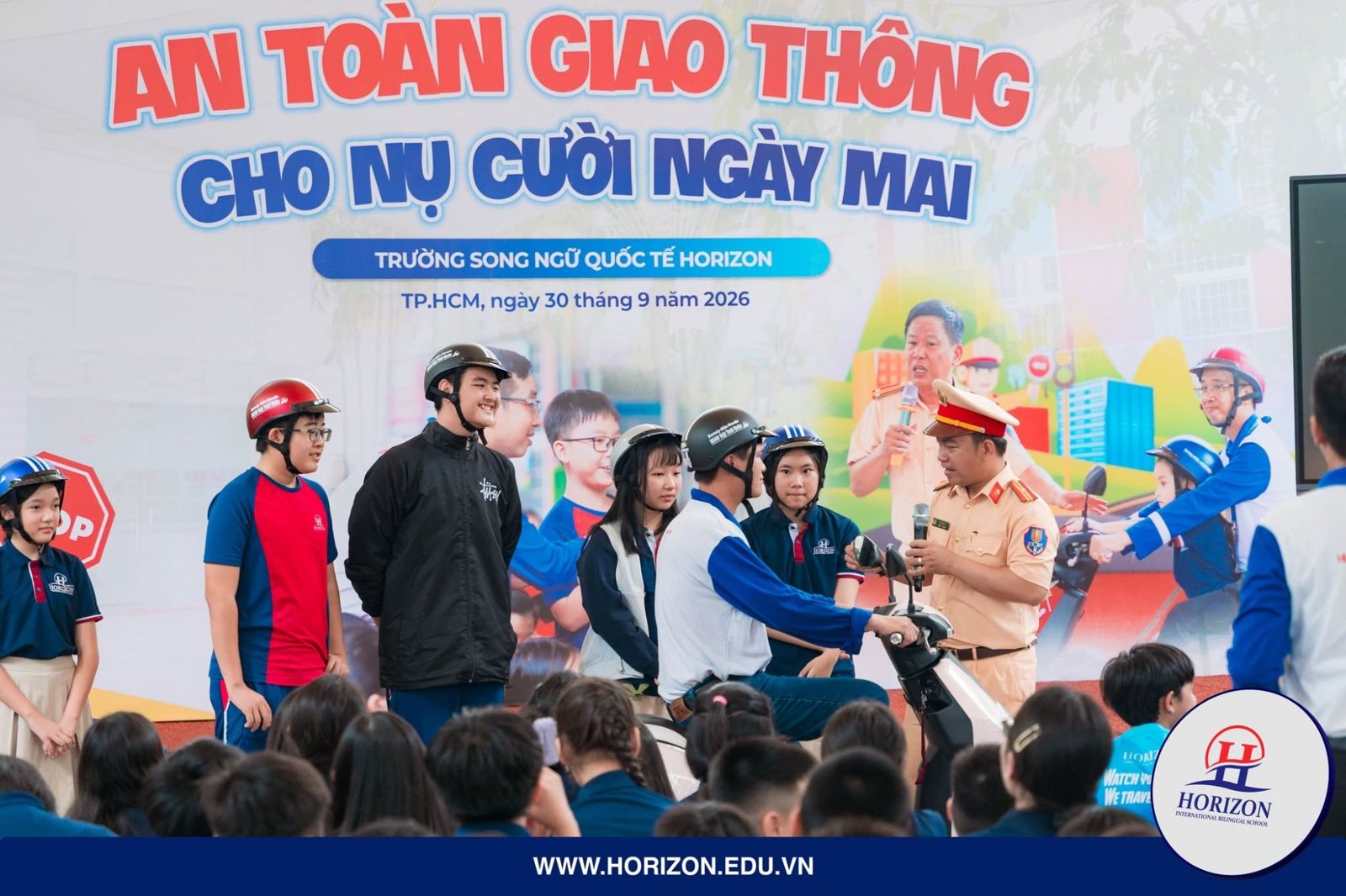 Học sinh Trường Song ngữ Quốc tế Horizon thực hành đội mũ bảo hiểm cùng CSGT và HEAD Việt Thái Quân