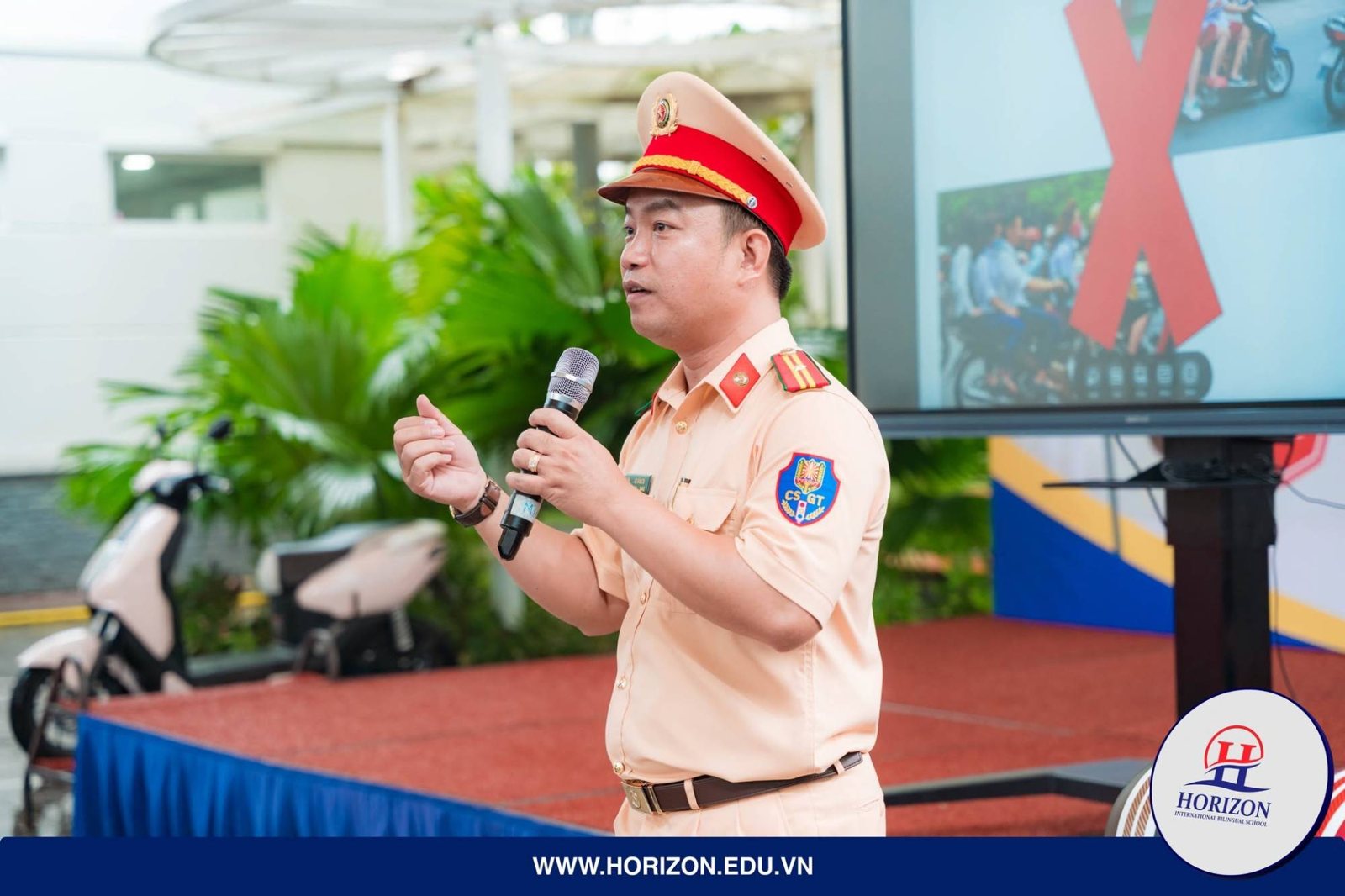 Thiếu tá Lê Văn Có hướng dẫn Luật Giao thông đường bộ cho học sinh