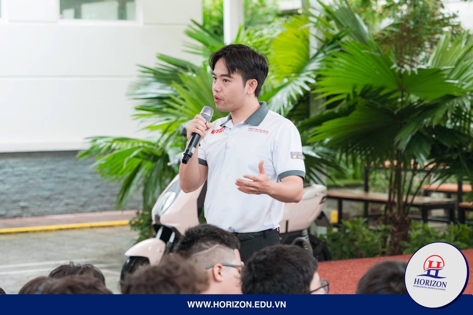 Hướng dẫn viên Lái xe an toàn của HEAD Việt Thái Quân chia sẻ với học sinh