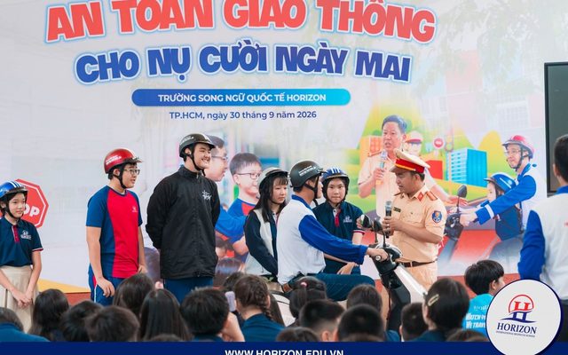 Học sinh Trường Song ngữ Quốc tế Horizon thực hành đội mũ bảo hiểm cùng CSGT và HEAD Việt Thái Quân