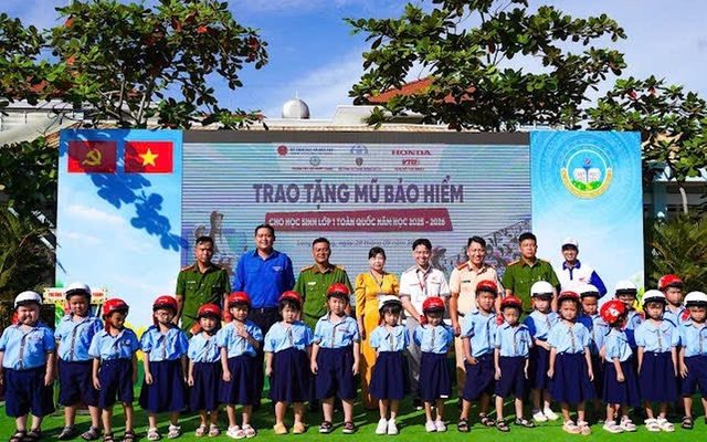 HEAD Việt Thái Quân trao tặng mũ bảo hiểm cùng Đội CSGT Cát Lái